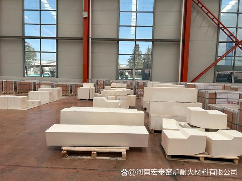 在高温工业中，选择合适的耐火材料至关重要。今天，我们就来探讨一下不同耐火材料的特性及其应用。